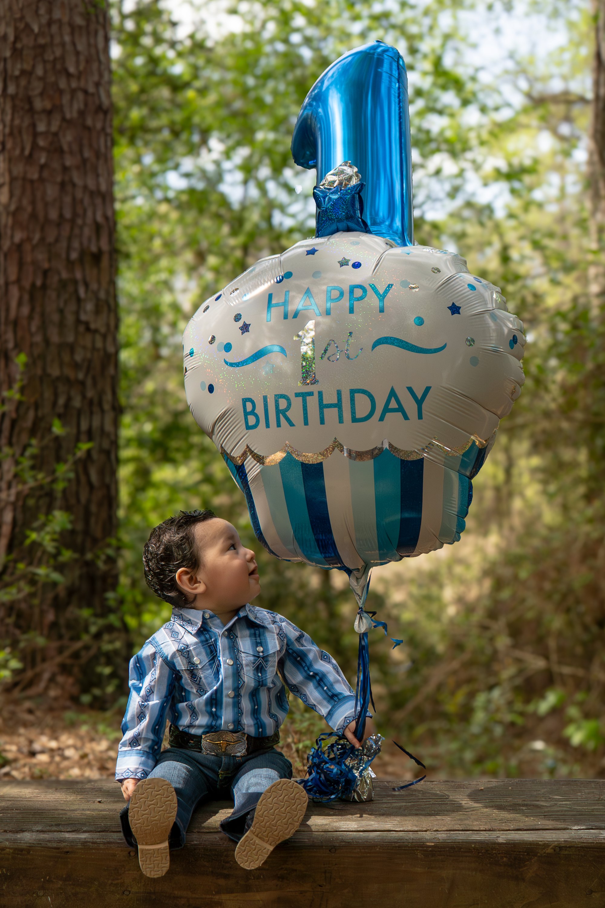 Baby portrait with birthday balloon
